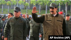 Presidente de Venezuela, Nicolás Maduro, a la derecha, acompañado por su ministro de Defensa, Vladimir Padrino, saluda a su llegada al Fuerte Tiuna, en Caracas, Venezuela. (Oficina de Prensa de Miraflores, 02/05/2019)