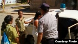 Detención de la Dama de Blanco Tania Echevarría en Colón, Matanzas.