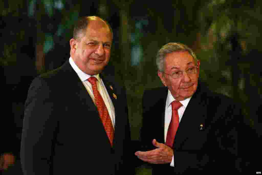 Castro (c), quien cumple hoy 85 años, saluda al presidente de Costa Rica Luis Guillermo Solís (i) durante una cena ofrecida a los mandatarios que participan en la VII Cumbre de la Asociación de Estados del Caribe (AEC) en La Haba