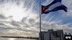 La bandera cubana ondea a media asta en homenaje a las víctimas del accidente aéreo.