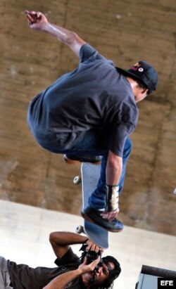 Un joven monta su patineta en el Parque Metropolitano de La Habana