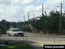 Cerca colocada en la esquina de la vivienda de Antúnez