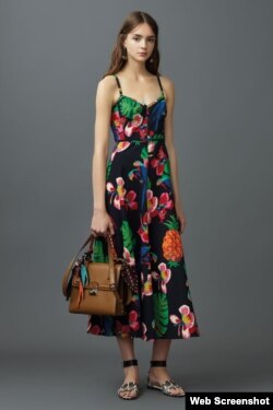 Los estampados en flores y frutas tropicales abundan en la colección Resort 2017 de Valentino.