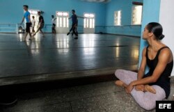 Misty Danielle Copeland (d), primera bailarina afroamericana del American Ballet Theatre, observa un ensayo durante su visita a la sede del Ballet Nacional de Cuba