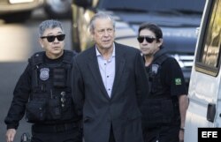 El exministro brasileño José Dirceu, escoltado a la sede de la Policía Federal de Curitiba, Brasil, en agosto de 2015.