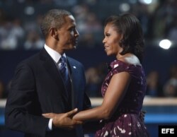 La primera dama de EE.UU., Michelle Obama (d), abraza al presidente estadounidense, Barack Obama, en la clausura de la convención del partido Demócrata en Charlotte, Carolina del Norte.