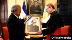 El presidente del Salvador, Sánchez Cerén, y el Cardenal Amato.