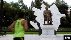 Un hombre hace deporte frente a la escultura del expresidente de Azerbaiyan Heydar Aliyev en el Paseo de la Reforma de Ciudad de México. 