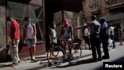 Un policía organiza una cola para comprar alimentos en La Habana. REUTERS/Alexandre Meneghini/File Photo