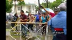 Cubanos rompen barricada de la policía y corren a la embajada de Ecuador