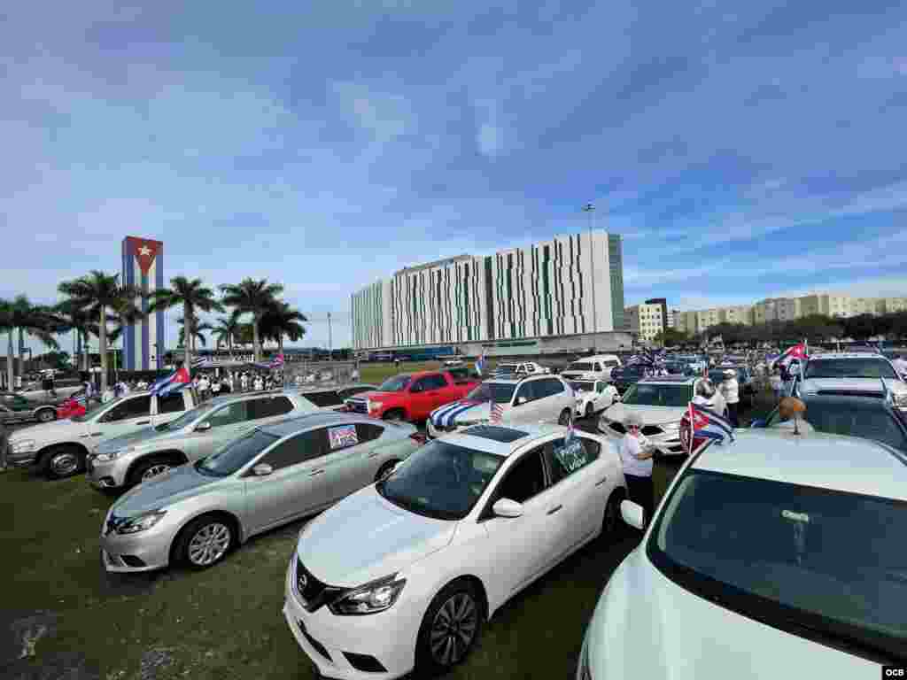 La Asamblea de la Resistencia Cubana encabeza una caravana de carros, desde el Cuban Memorial en el Tamiami Park, en Miami, para solidarizarse con las marchas c&#237;vicas en Cuba.