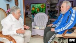 José Mujica durante el encuentro con Fidel Castro.