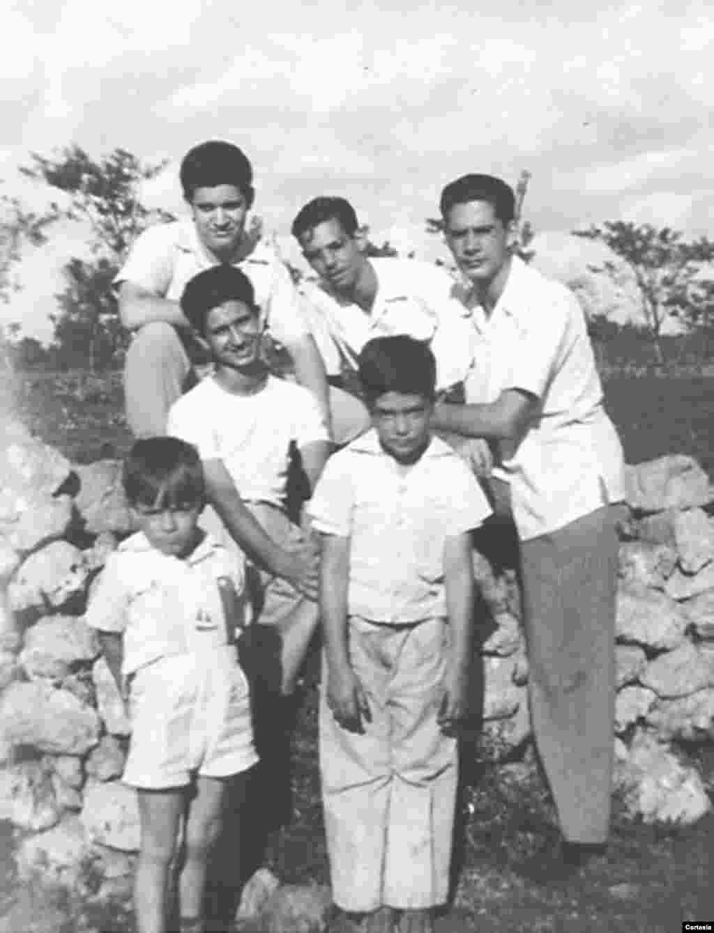 Junto a unos amigos. Ordenado sacerdote para la Di&oacute;cesis de Matanzas el 5 de julio de 1959, Rom&aacute;n fue expulsado a Espa&ntilde;a por el r&eacute;gimen comunista de Fidel Castro junto a otros 130 religiosos el 17 de septiembre de 1961, a bordo