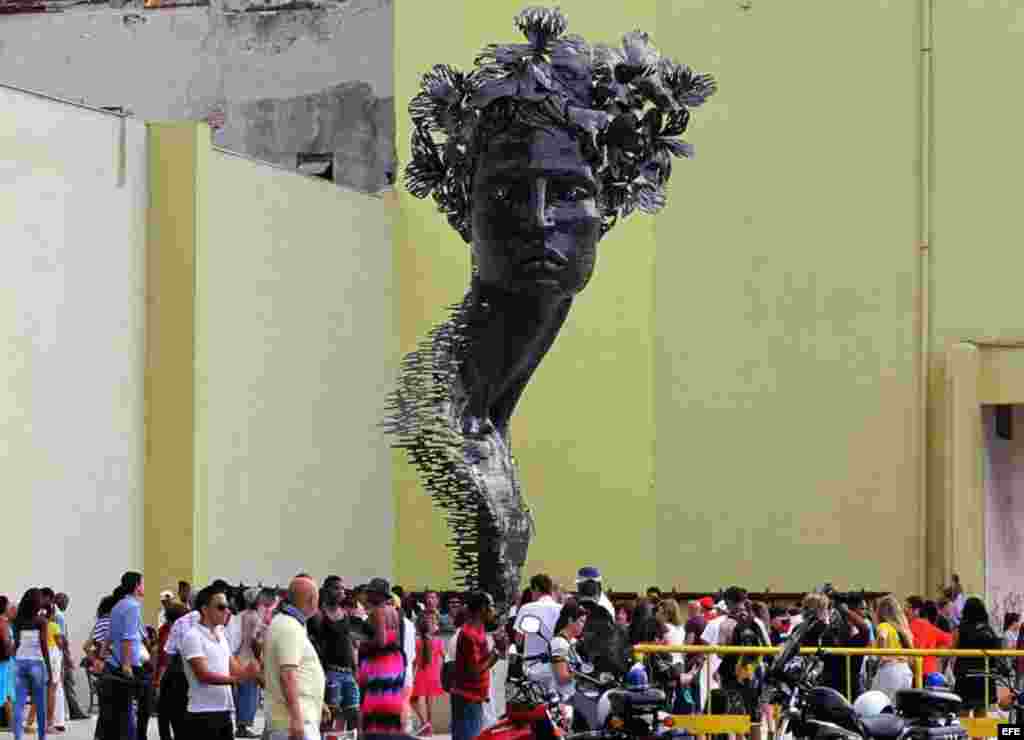 Fotografía de la obra 'Primavera' del artista Rafael San Juan, expuesta en el Malecón hoy, domingo 24 de mayo, donde ha sido inaugurada la exposición "Detrás del Muro" como parte de la XII Bienal de Arte de La Habana.