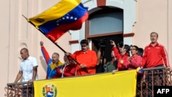 Nicolás Maduro acompñado de Cilia Flores, Delcy Rodríguez, Diosdado Cabello y otros miembros de su gabinete el 23 de enero.