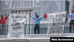 Tres opositores protestan en Santiago de Cuba.