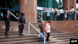 Miembros del Servicio de Inteligencia Boliviariano (SEBIN), en las afueras del edificio donde están las oficinas del presidente encargado de Venezuela, Juan Guaidó.