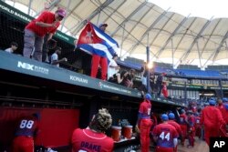 Seguidores del equipo Cuba celebran la victoria sobre Panamá.