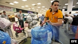 Llegada de cubanos al Aeropuerto Internacional de Miami. Archivo.