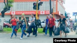 Cubanos de compras en Guyana (Foto de Archivo/Guyana Chronicle).