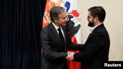 El secretario de Estado de EEUU, Antony Blinken, saluda al presidente de Chile, Gabriel Boric, en el Palacio de la Moneda el 5 de octubre de 2022 (de izquierda a derecha). (Reuters via Pool/Esteban Félix).