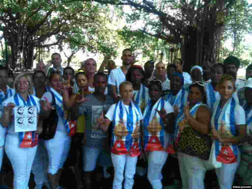 El grafitero cubano Danilo Maldonado, &quot;El Sexto&quot;, liberado esta semana, asiste al parque Gandhi este domingo para agradecer a las Damas de Blanco y los activistas la solidaridad y el apoyo durante los 10 meses que estuvo encarcelado.