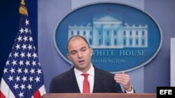 El asesor adjunto de seguridad nacional de la Casa Blanca, Ben Rhodes, comenta el futuro viaje a Cuba del presidente estadounidense, Barack Obama, en la Casa Blanca en Washington.