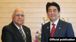 El premier japonés Shinzo Abe recibió al vicepresidente cubano Ricardo Cabrisas Ruiz, en marzo de 2015.