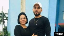 Ángel Jesús Véliz Marcano, junto a su madre. (Foto: Facebook/Ailex Marcano)