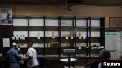 La foto de Fidel Castro en una bodega con muy pocos productos, en La Habana, el 16 de marzo de 2023. (REUTERS/Alexandre Meneghini).