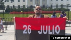 Kcho posando en Washington con la bandera 26 de Julio