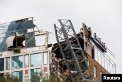 Una enorme grúa colapsó por los vientos de Milton y cayó sobre el edificio donde tiene su sede el Tampa Bay Times. REUTERS/Octavio Jones