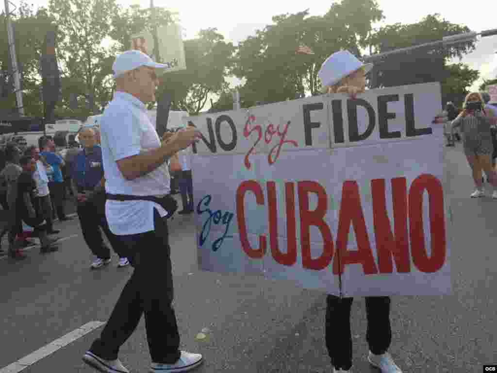 Cubanos desbordan la Calle 8 de la Pequeña Habana, en Miami, en una concentración por la libertad de Cuba.