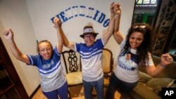 De izq. a der. Lucía Pineda, Miguel Mora y su esposa Verónica Chávez celebran su excarcelación el 11 de junio en Managua. AP/Alfredo Zúñiga