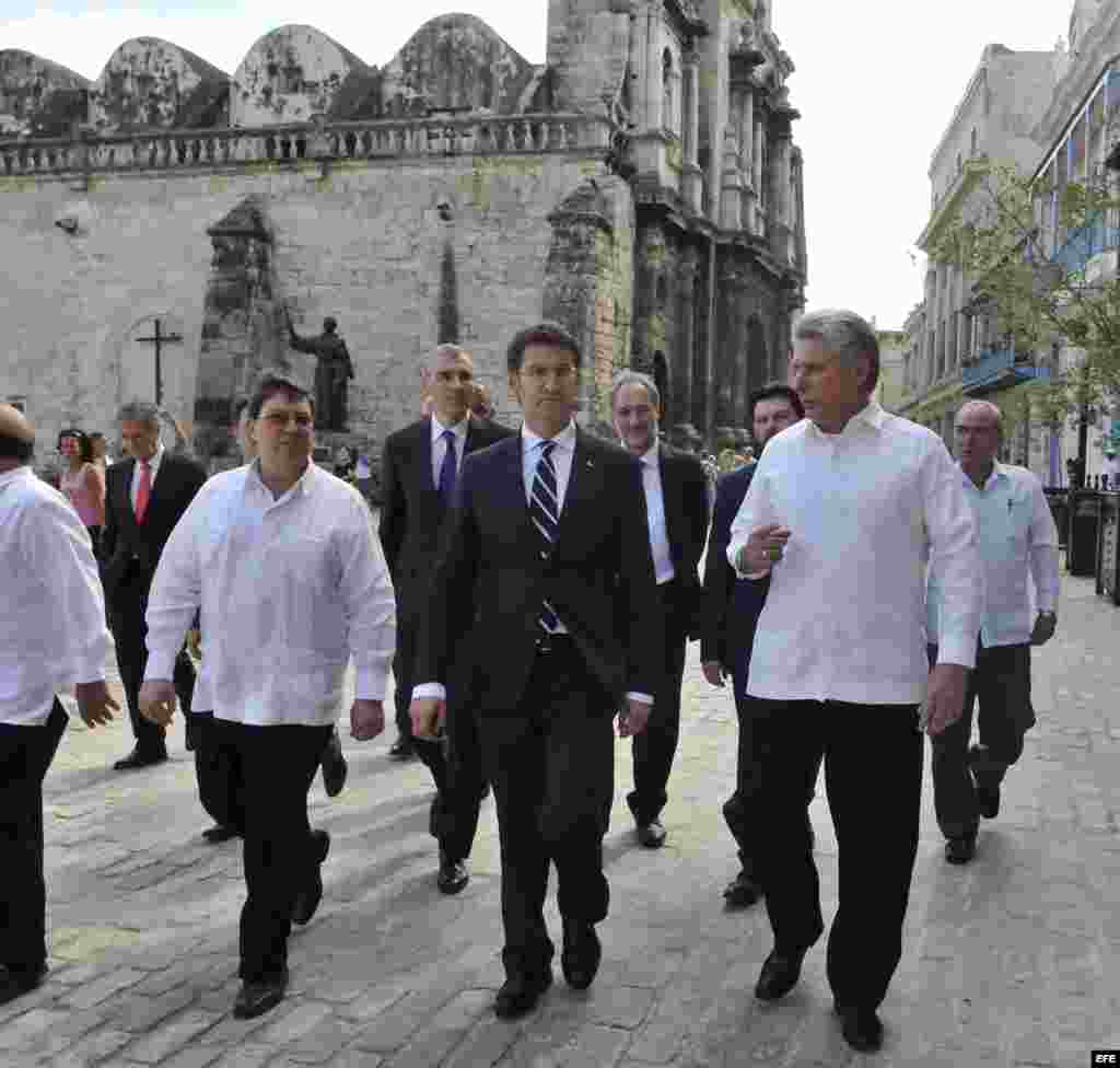 El vicepresidente cubano Miguel Díaz-Canel (d) conversa con el presidente del gobierno regional de Galicia, Alberto Núñez Feijóo (c), junto al canciller cubano Bruno Rodrigues Parrilla (i), durante un pequeño recorrido por La Habana Vieja antes de reunirs