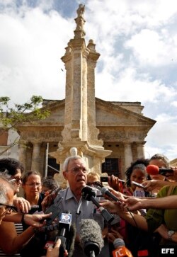 Eusebio Leal, historiador de La Habana, conversa con periodistas hoy, 14 de noviembre de 2017, en La Habana (Cuba).