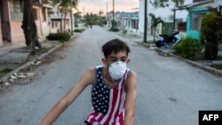 Un joven recorre en bicicleta las calles de La Habana en medio de la pandemia de coronavirus. (YAMIL LAGE / AFP)