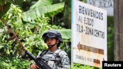 Un miembro de la Guardia Nacional vigila después de que la gente huyó de la violencia de las bandas armadas en Tila, estado de Chiapas, México 12 de junio 2024. (REUTERS/Jacob García)