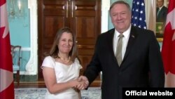 El secretario de Estado Mike Pompeo saluda a la canciller canadiense Chrystia Freeland durante un encuentro en el Departamento de Estado. 