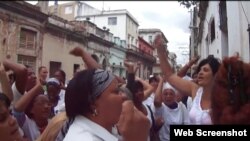 Damas de Blanco en el momento en que repudian a una ex integrante.