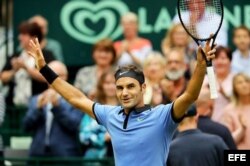 Federer celebra tras vencer a Khachnov.