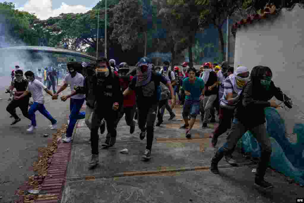 Manifestantes marchan hoy, jueves 4 de mayo de 2017, en Caracas (Venezuela). Los cuerpos de seguridad dispersaron con gases lacrimógenos la manifestación de estudiantes que se concentró en la Universidad Central de Venezuela (UCV) para intentar trasladars