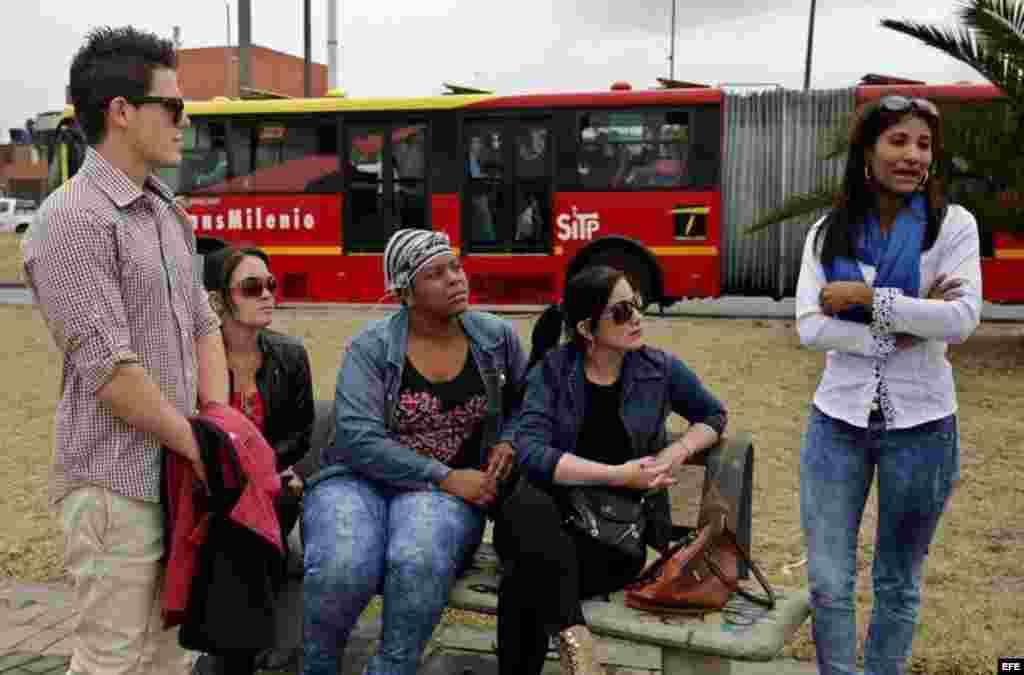 Un grupo de médicos cubanos en una plaza al sur de Bogotá, Colombia.