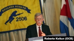 El asesor de Seguridad Nacional John Bolton hace un discurso frente a los veteranos de la Brigada 2506 y otros exiliados en el Hotel Biltmore de Coral Gables. 