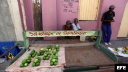 Unos hombres venden limones en un área de carnaval en la ciudad de Santiago de Cuba.