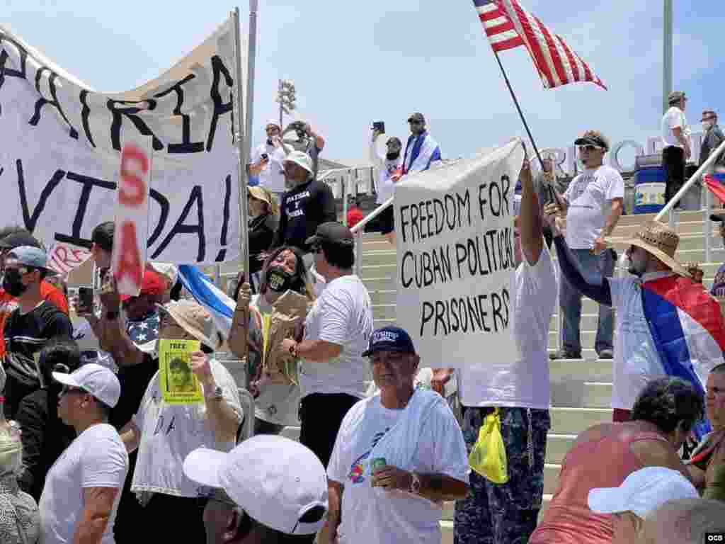 Manifestantes a la entrada del estadio Palm Beach