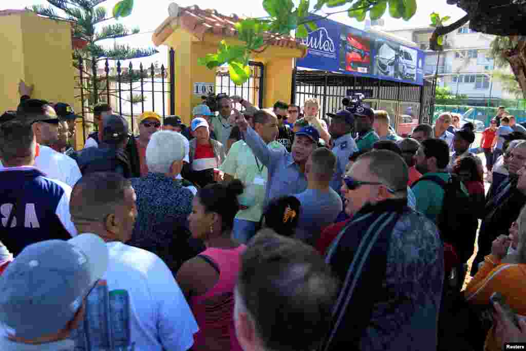 Personas reunidas en las afueras de un concesionario de autos en la capital cubana en febrero del 2020.