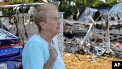 Entre escombros, Georgia Marcum habla de su vecina Patricia Mikos que murió cuando su casa se incendió durante el huracán Helene miércoles, 2 de octubre de 2024, en Dunedin, Florida (AP Photo/Mike Carlson)