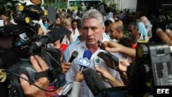 Miguel Díaz -Canel habla con los periodistas. Foto Archivo 