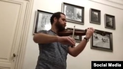 Luis Alberto Mariño Fernández interpretando La Bayamesa, en honor a sus amigos reprimidos por la policía política. (Captura de video/Facebook)